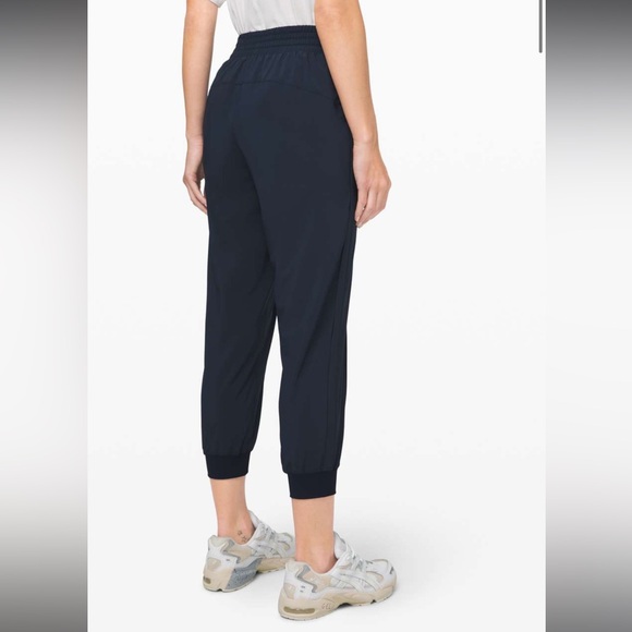 Lululemon Wanderer Cropped Jogger - Picture 2 of 10